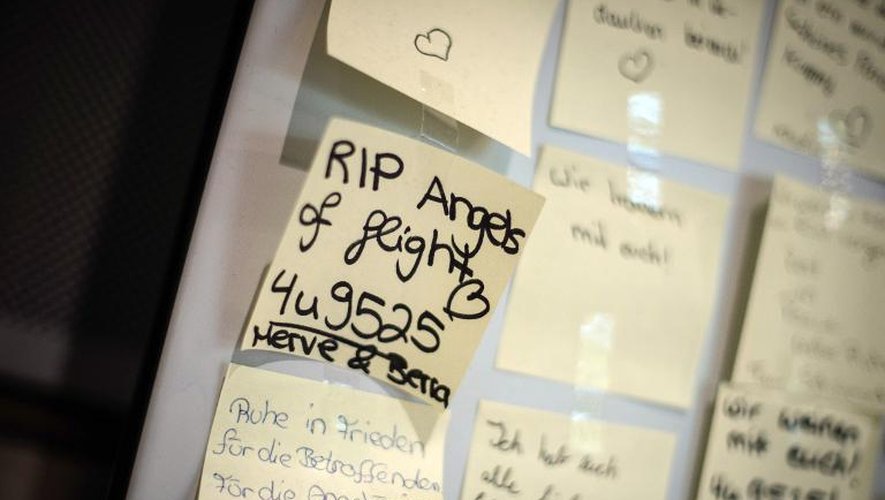 Des messages à la mémoire des victimes du crash d'un avion de la Germanwings sont affichés sur un mur à l'aéroport de Duesseldorf le 9 juin 2015 avant l'arrivée d'un avion transportant les premières dépouilles