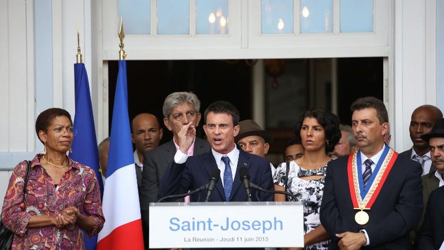 Manuel Valls s'adresse à des habitants de Saint-Joseph, dans l'île de La Réunion, le 11 juin 2015