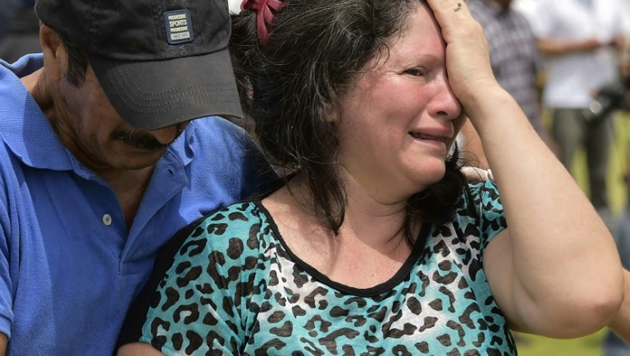 Une femme pleure un proche le 18 avril 2016 à Pedernales dévasté par un séisme meurtrier