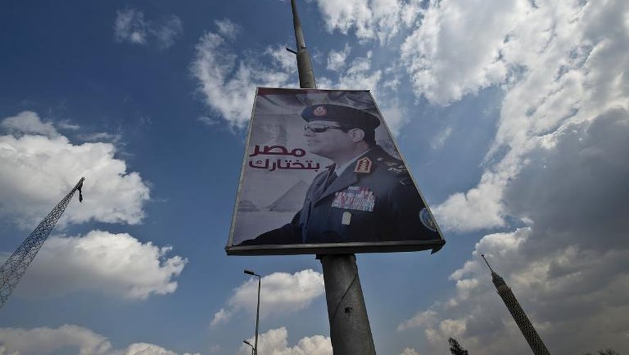 Une affiche montre l'ex-chef de l'armée et candidat à la présidentielle égyptienne Abdel Fattah al-Sissi, au Caire le 6 février 2014