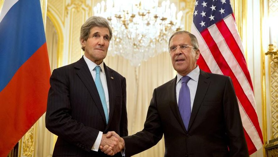 Le secrétaire d'Etat américain John Kerry et son homologue russe Sergueï Lavrov, à la résidence de l'ambassadeur russe à Paris, le 30 mars 2014