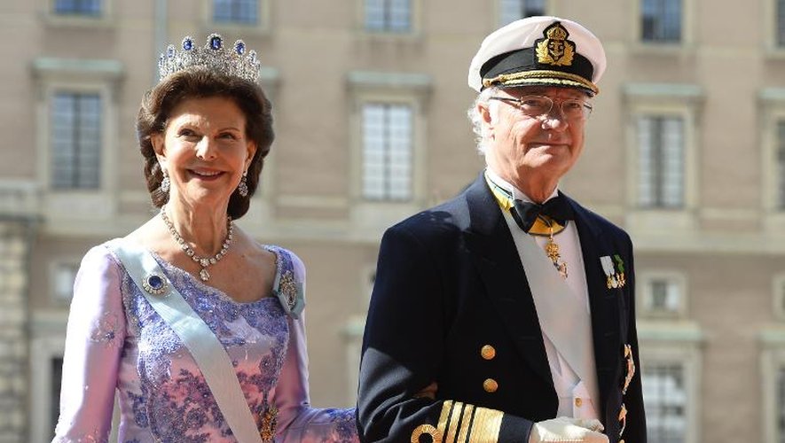 La reine de Suède Silvia et le roi Carl XVI Gustaf  arrivent au mariage du prince Carl Philip de Suède et de Sofia Hellqvist à Stockholm le 13 juin 2015