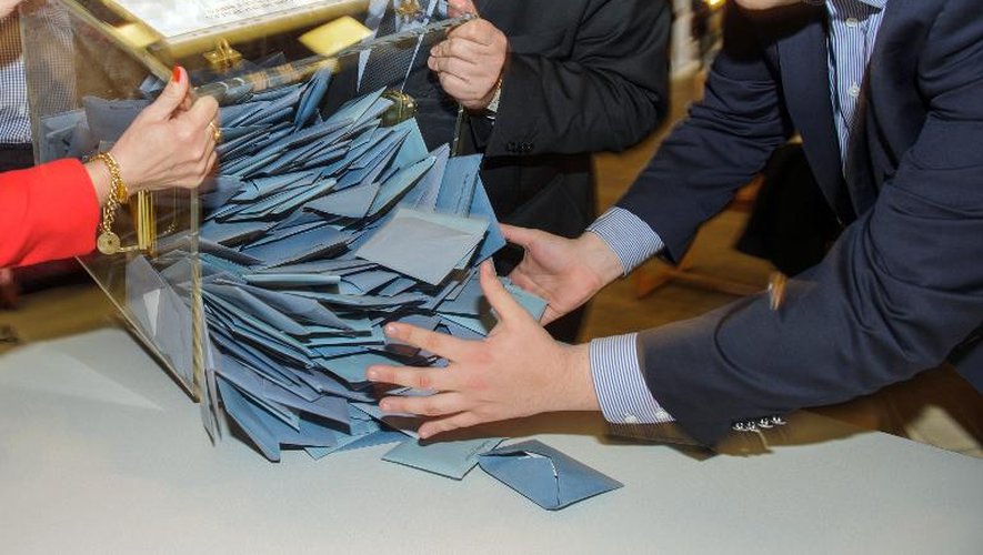 Dépouillement dans un bureau de vote à Belfort le 30 mars 2014