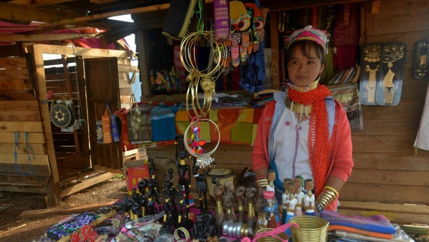 Mu Par, une femme de la tribu Kayan, vend des produits de l'artisanat local à Panpet, près de Demoso dans l'Etat Kayah, au centre de la Birmanie, le 6 mars 2016