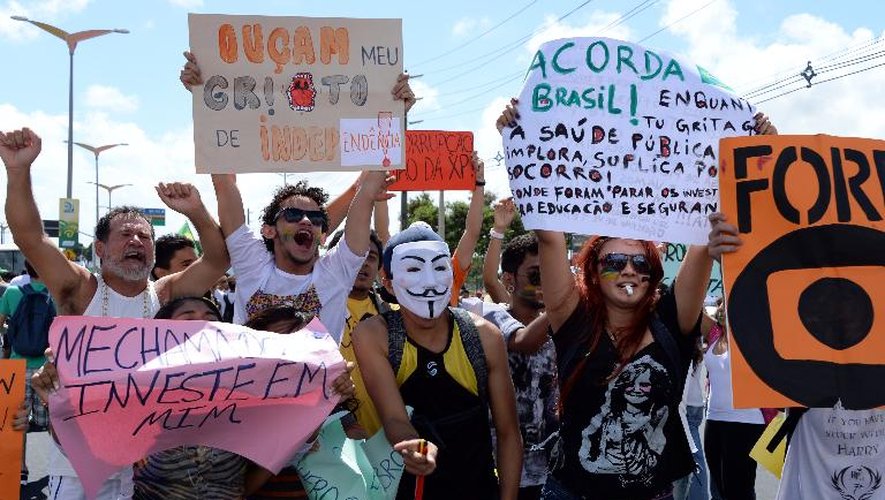 Des manifestants aux abords du stade de Fortaleza au Brésil, le 19 juin 2013