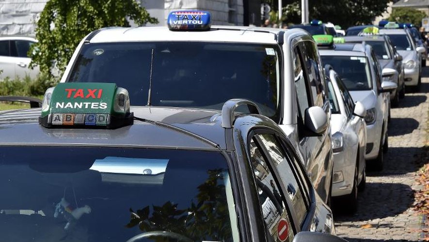 Des chauffeurs de taxi bloquent l'accès à un hôtel avant une session de recrutement par la société Uber à Nantes le 8 juin 2015