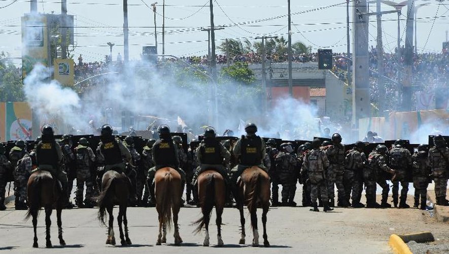 Des policiers anti-émeutes protègent l'accès au stade de Fortaleza au Brésil, le 19 juin 2013