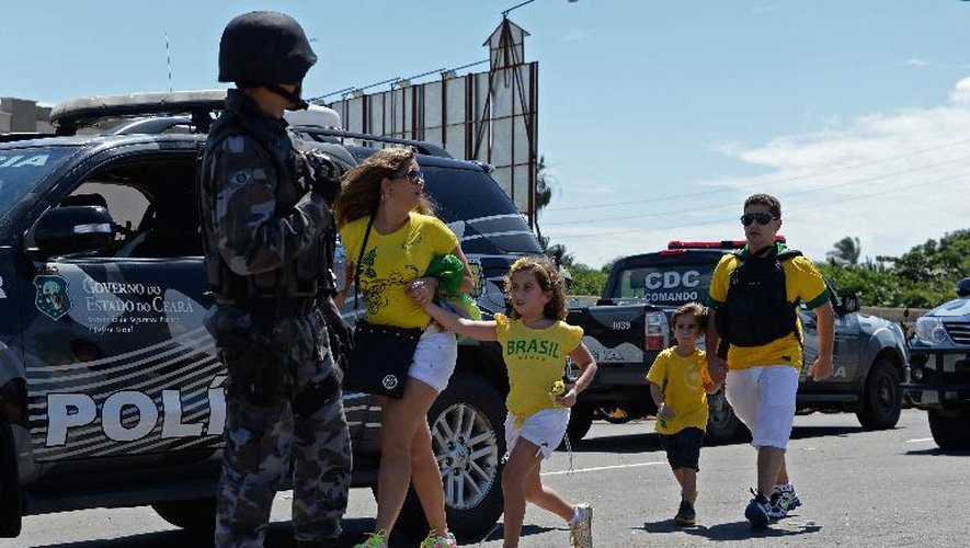 Une famillle de supporteurs tente de rejoindre le stade Castelao à Fortaleza au Brésil, le 19 juin 2013