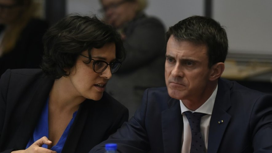 Le Premier ministre Manuel Valls aux côtés de la ministre du Travail Myriam El-Khomri, lors d'une réunion interministérielle sur l'égalité et la citoyenneté le 13 avril 2016 à Vaux-en-Velin, près de Lyon