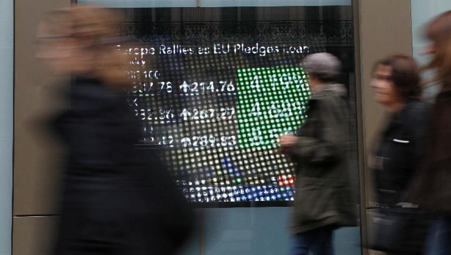 Un écran affichant les indices des marchés dans une rue de Paris, le 10 mai 2010
