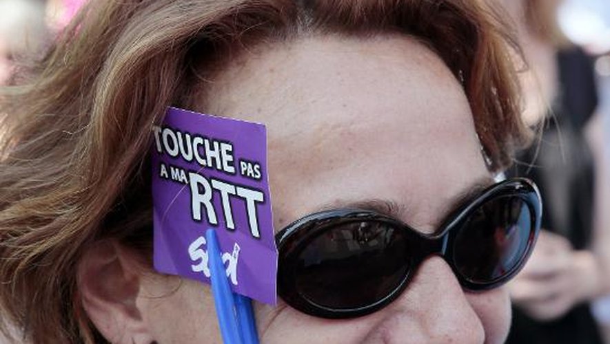 Une employée de l'AP-HP manifeste avec le slogan "Touche pas à mes RTT" le 11 juin 2015 à Paris