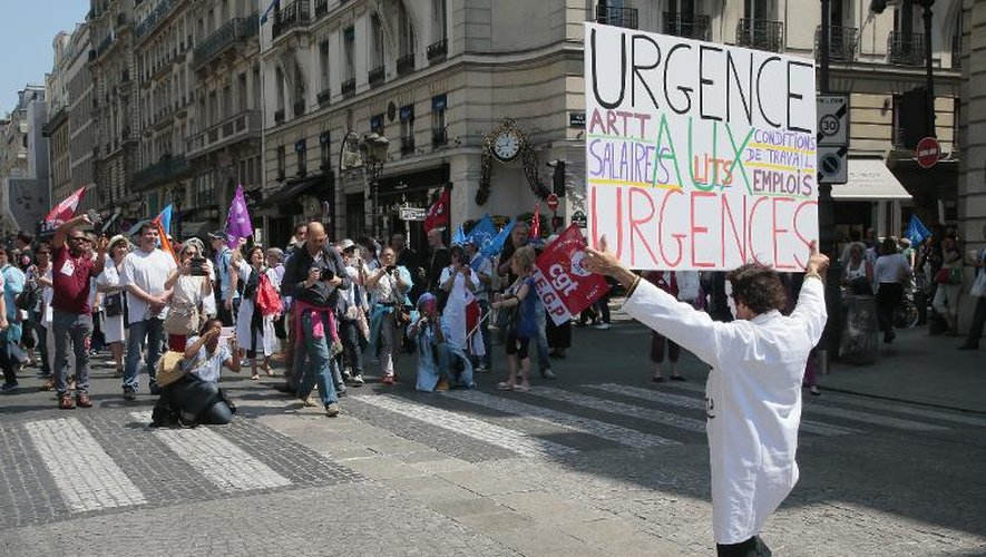 Un employé de l'AP-HP porte une pancarte en tête de la manifestation du 11 juin 2015 à Paris contre le projet de réaménagement du temps de travail