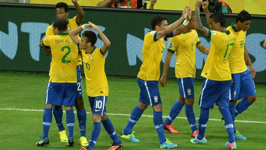 Les Brésiliens célèbrent leur victoire sur le Mexique lors du deuxième match du groupe A de la Coupe des Confédérations à Fortaleza, le 19 juin 2013