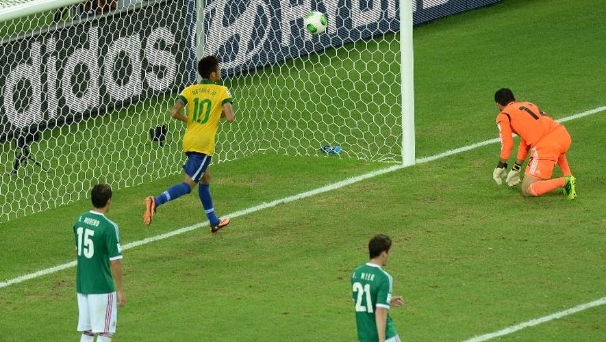 L'attaquant brésilien Neymar célèbre sa passe décisive faîte à jo lors du deuxième match du groupe A contre le Mexique lors de la Coupe des Confédérations à Fortaleza, le 19 juin 2013