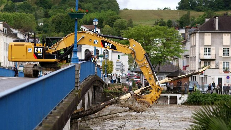Un bulldozer réalise des opérations de nettoyage après des crues, le 19 juin 2013 à Nay dans le sud-ouest de la France