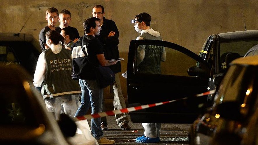 Les policiers le 20 juin 2013 à Marseille à l'endroit où un homme a été tué par balles