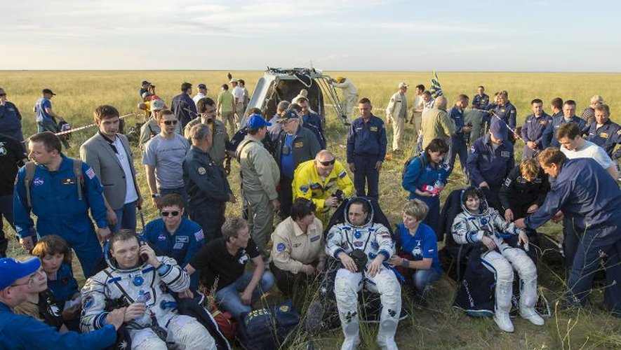 Photo fournie par la Nasa montrant les trois spationautes à leur arrivée sur Terre le 11 juin 2015 à Zhezkazgan au Kazakhstan