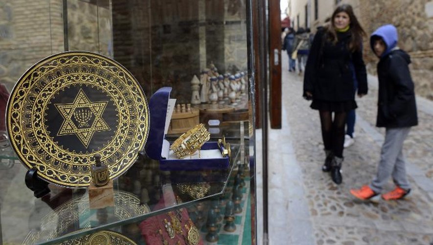 Vitrine d'une boutique dans le vieux quartier juif de Tolède le 27 février 2014