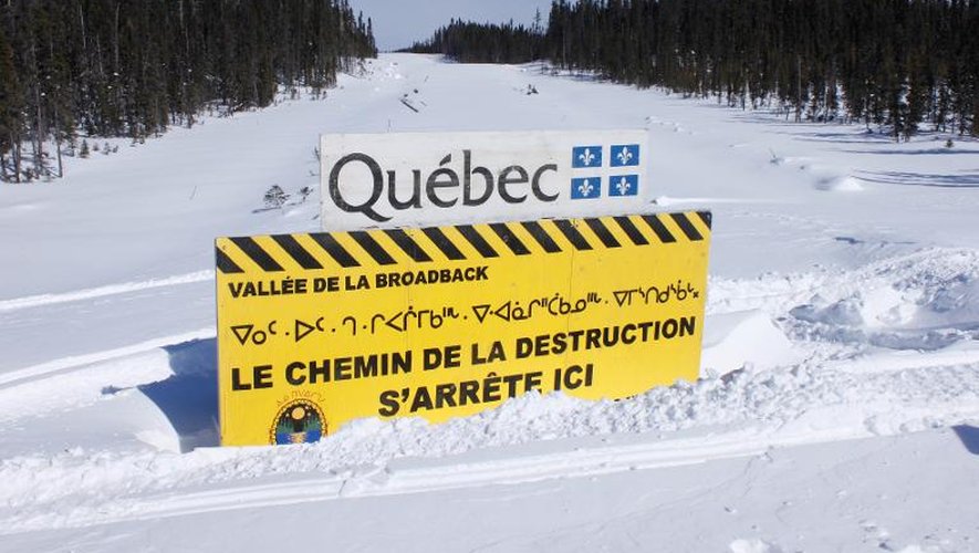 Au Canada, une route forestière entravée par un large panneau implanté en 2010: "le chemin de la destruction s'arrête ici". Au delà les trappeurs amérindiens luttent pour défendre une des deux dernières forêts boréales intact