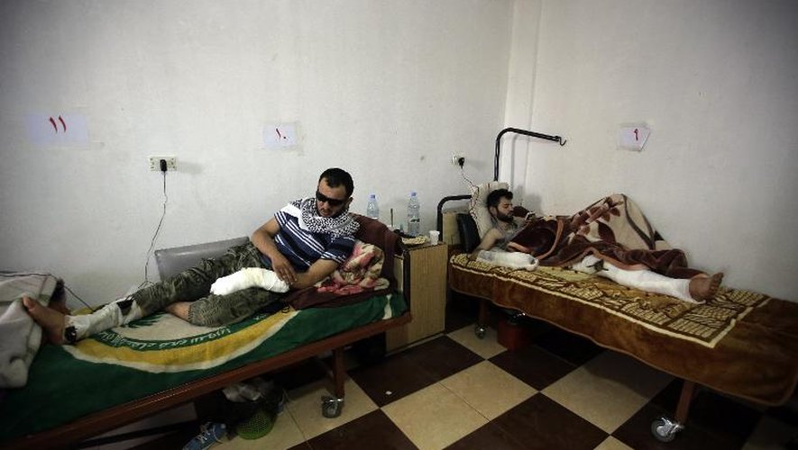 Des rebelles syriens blessés à l'hôpital d'Aarsal au Liban le 28 mars 2014