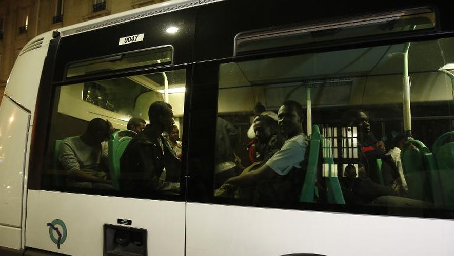 Des migrants sont évacués en bus d'une caserne désaffectée le 11 juin 2015 à Paris