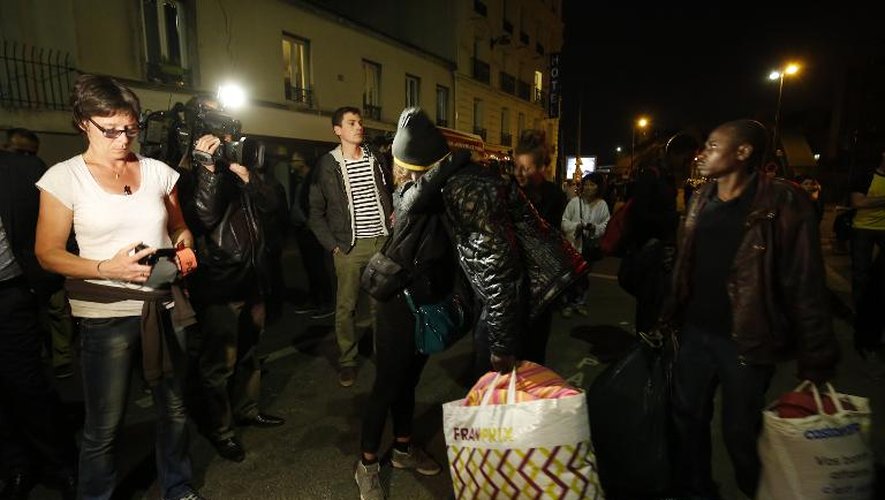Evacuation de migrants d'une caserne désaffectée le 11 juin 2015 à Paris