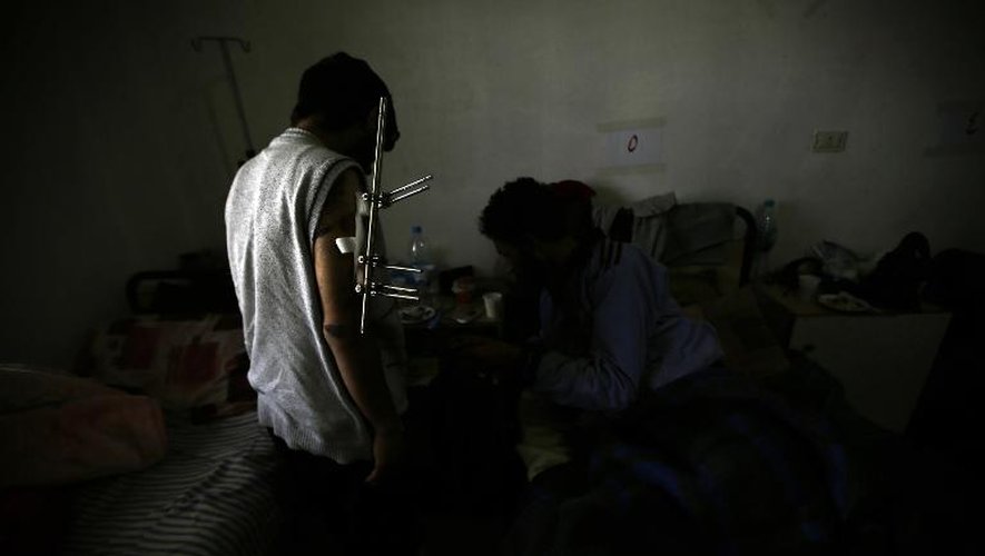 Un rebelle syrien blessé à l'hôpital d'Aarsal au Liban le 28 mars 2014