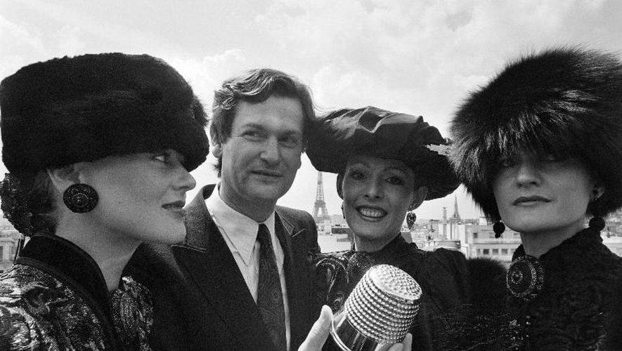 Le couturier Jean-Louis Scherrer (2e g), entouré de mannequins, montre le "dé à coudre d'or" qu'il vient de remporter, le 31 juillet 1980 à Paris