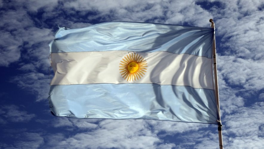 Le drapeau argentin flottant à Los Glaciares, dans la province de Santa Cruz, dans le sud de l'Argentine, le 18 mars 2014