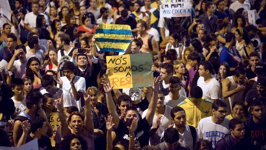 Des manifestants le 19 juin 2013 à Niteroi, à 10 km de Rio de Janeiro
