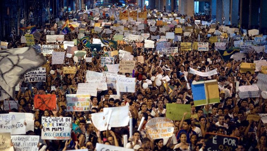 Des manifestants le 19 juin 2013 à Niteroi, à 10 km de Rio de Janeiro