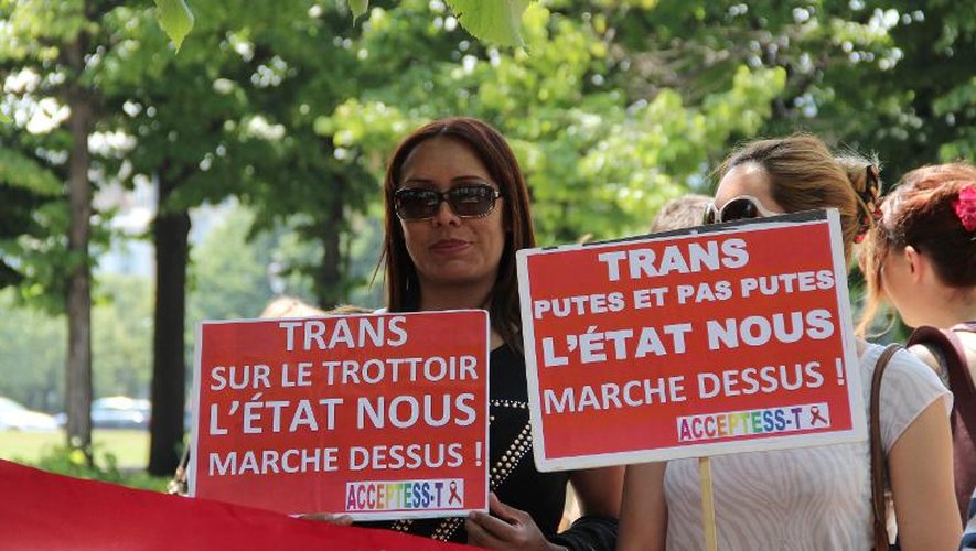 Manifestation de prostituées contre le projet de loi prévoyant la pénalisation des clients, le 11 juin 2015 à Paris