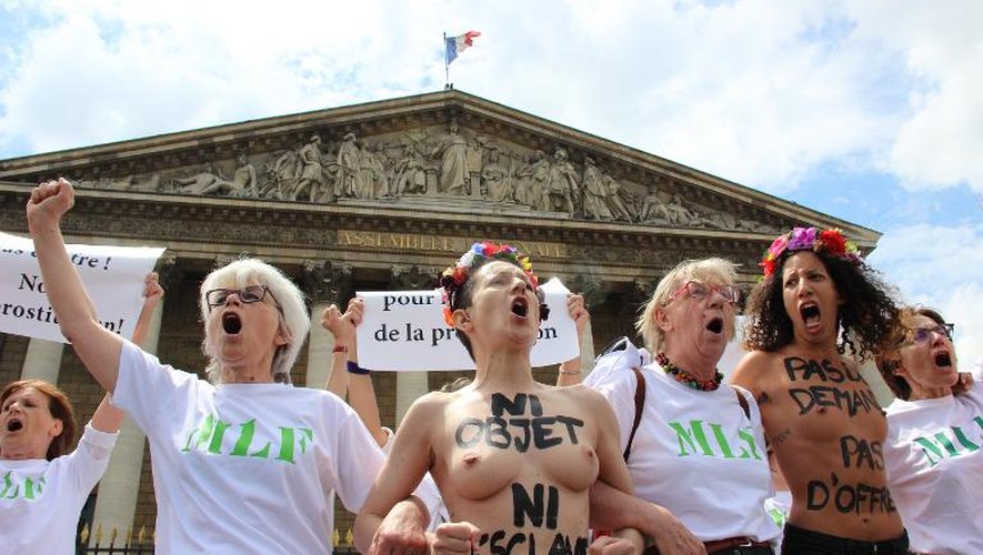 Des militantes Femen et des membres du MLF manifestent contre la prostitution, le 12 juin 2015 devant l'Assemblée nationale à Paris