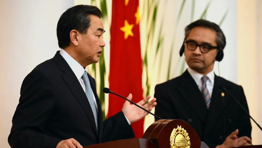 Le ministre chinois des Affaires étrangères, Wang Li (g), en visite le 2 mai 2013 à Jakarta