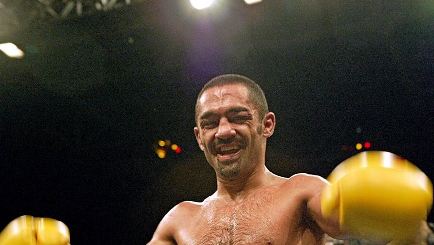 Le 27 mai 2004 à Clermont-Ferrand, le champion du monde des super-coqs défend et préserve son titre face à Salim Medjkoune.