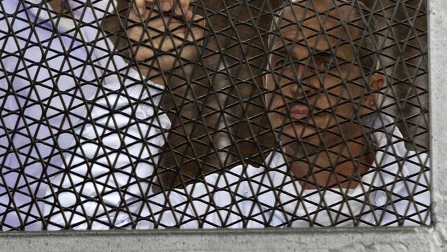 Le journaliste australien d'Al-Jazeera Peter Greste lors de son procès, dans le box grillagé des accusés d'avoir soutenu les Frères musulmans, la confrérie du président destitué Mohamed Morsi, devant un tribunal égyptien le 5 mars