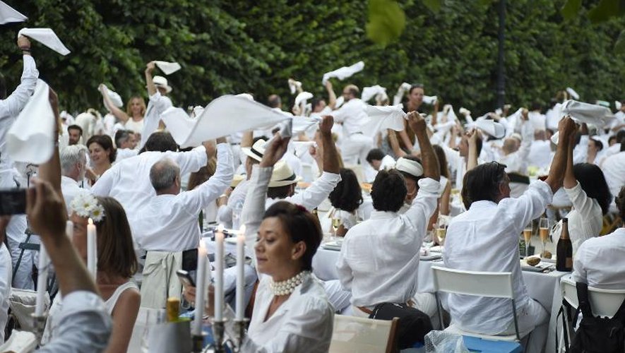 Des participants le 11 juin 2015 à la 27è édition du "dîner en blanc" dans les jardins du Palais Royal à Paris