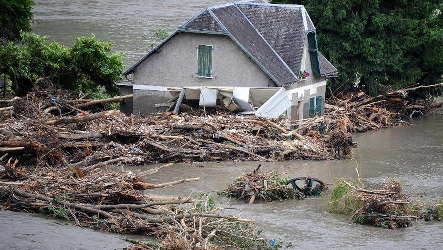 Une maison du village de Saint-Béat, en Haute-Garonne, submergée par les eaux, le 19 juin 2013