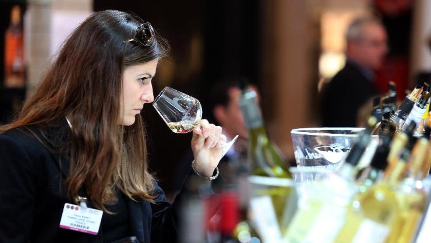 Une femme goûte du vin au salon Vinexpo à Bordeaux