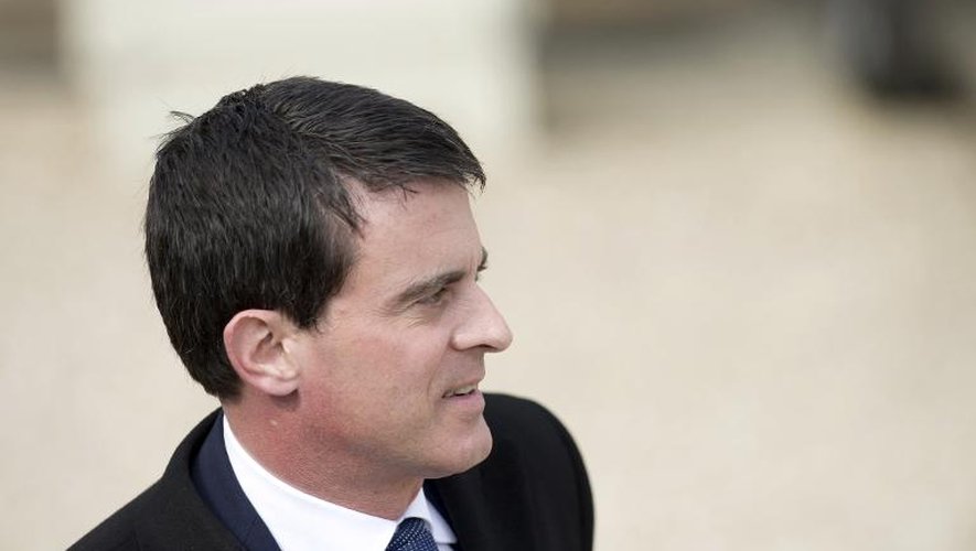 Le ministre de l'Intérieur Manuel Valls quitte l'Elysée, le 26 mars 2014