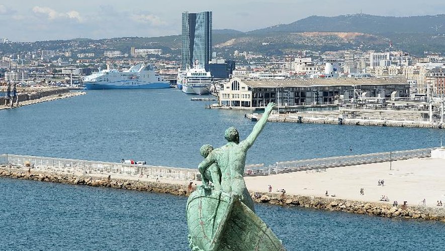 Un navire de la SNCM est ancré dans le port de Marseille, le 20 juin 2013