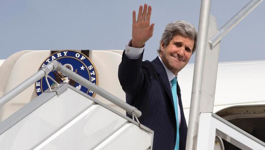 Le secrétaire d'Etat américain John Kerry à Paris alors qu'il embarque à bord d'un vol pour reprendre le chemin du Proche-Orient le 31 mars 2014