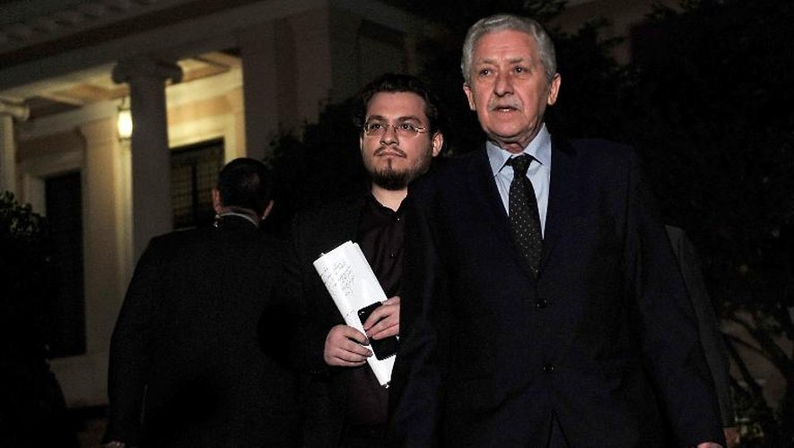 Fotis Kouvelis (d) quitte le bureau du Premier ministre, le 20 juin 2013 à Athènes