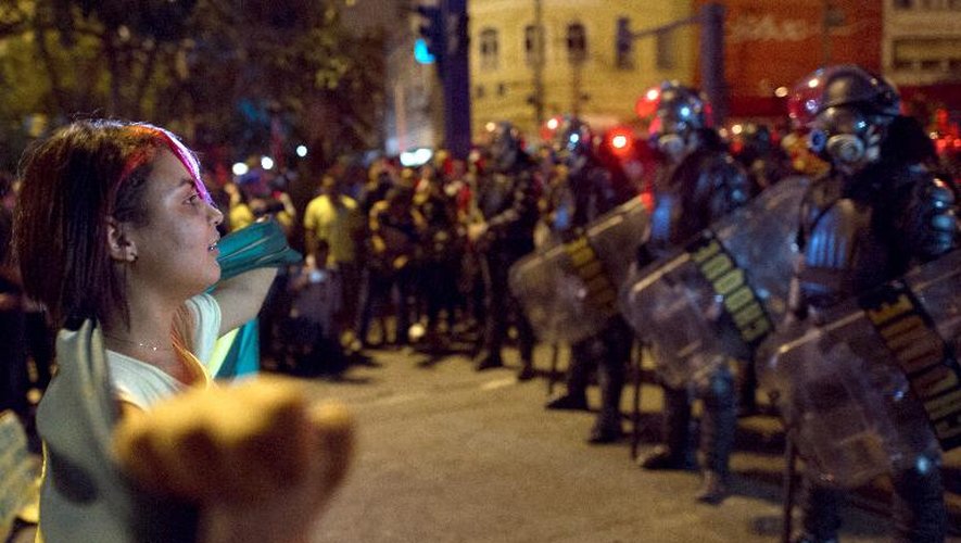Une manifestante fait face à la police d'élite à Niteroi, à 10 km de Rio de Janeiro, le 19 juin 2013