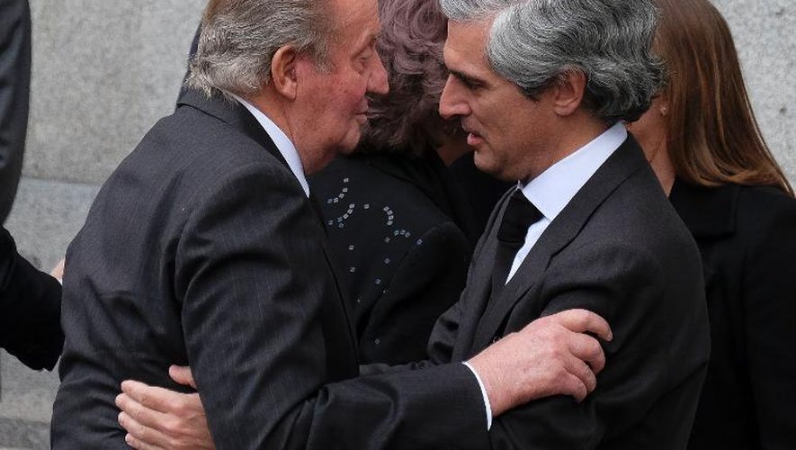 Le roi Juan Carlos (g) accueille Aldofo Suarez Illana à son arrivée à La Almudena, à Madrid, en hommage à Adolfo Suarez le 31 mars 2014