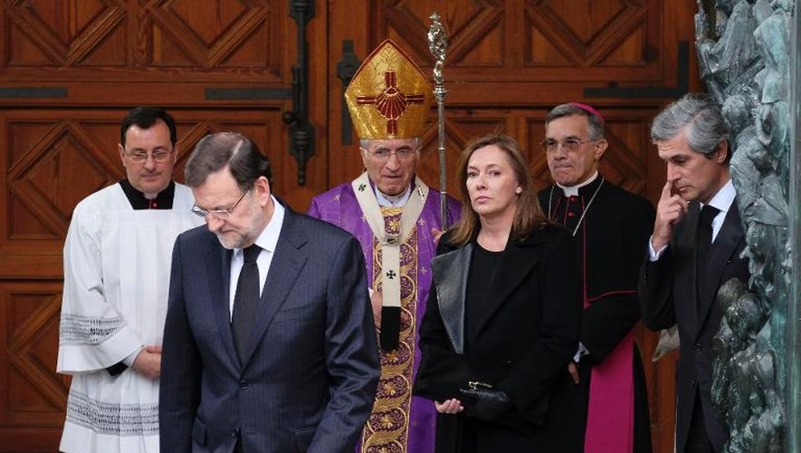Le Premier ministre espagnol Mariano Rajoy (2e g), sa femme Elvira Fernandez (3e d), l'archevêque de Madrid, Rouco Varela (3e g) et Aldofo Suarez Illana (d) dans la cathédrale de La Almudena à Madrid en hommage à Adolfo Suarez le 31 mars 2014