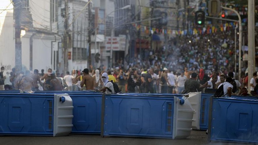 De manifestants bloquent l'accès au stade de Salvador de Bahia, le 20 juin 2013, alors que doit se jouer le match Nigeria/Urugay comptant pour la Coupe des Confédérations