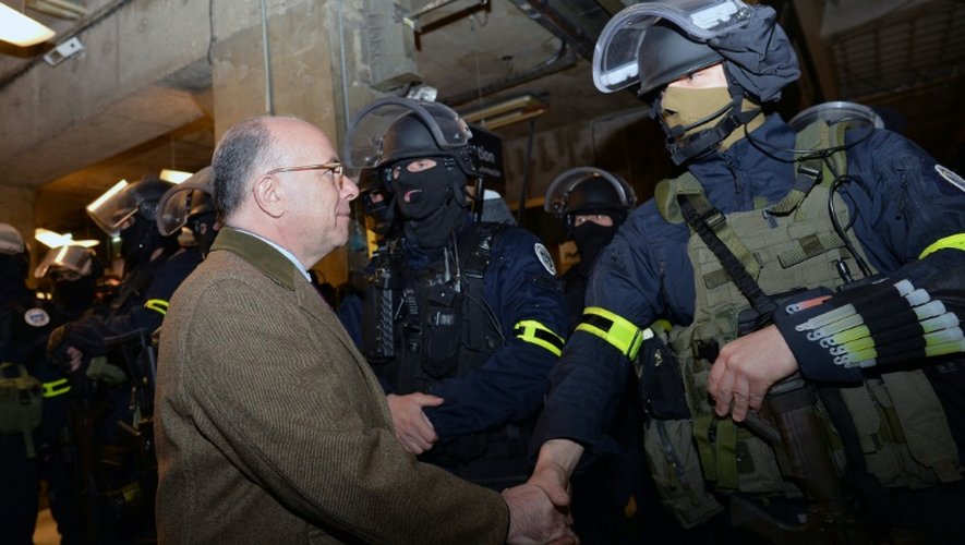 Le ministre français de l'Intérieur Bernard Cazeneuve salue un membre du Raid à la gare Montparnasse, le 20 avril 2016 à Paris
