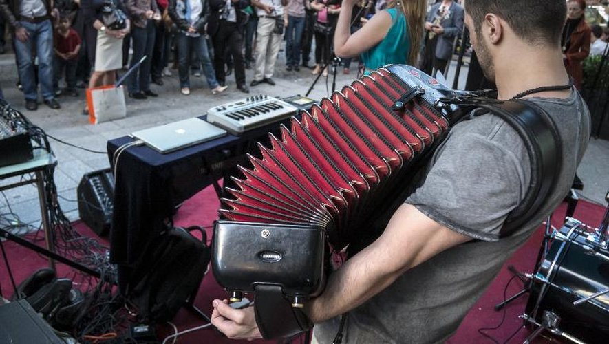 Un orchestre dans une rue de Paris pour la Fête de la Musique le 21 juin 2011
