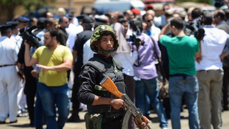 Un membre des forces égyptiennes de sécurité patrouille dans le temple de Karnak, à Louxor, le 11 juin 2015